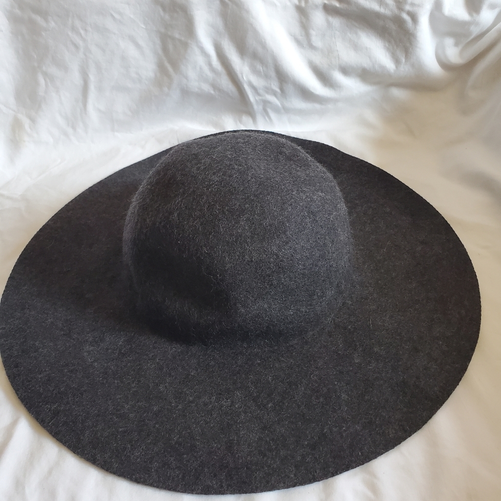 Scala  collezione 100% wool   women's hat one size.